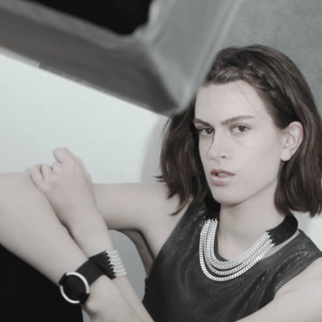 Anastazia IN | Κολιέ Collar από Μαύρο Δέρμα με Τριπλές Αλυσίδες Επιχρυσωμένου Ατσαλιού