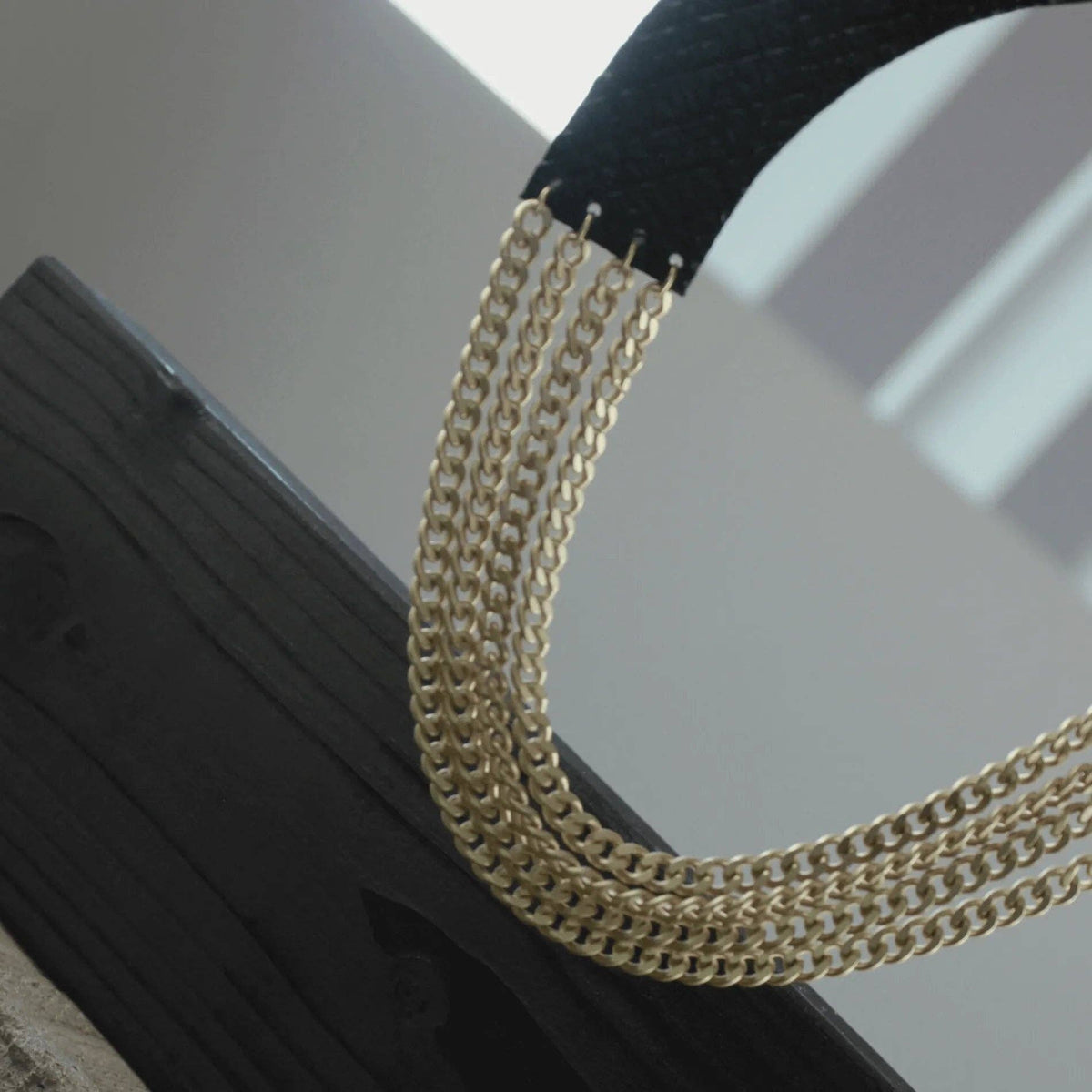 Anastazia IN | Κολιέ Collar από Μαύρο Δέρμα με Τριπλές Αλυσίδες Επιχρυσωμένου Ατσαλιού