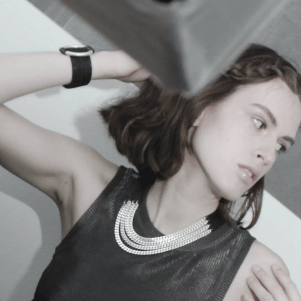 Anastazia IN | Κολιέ Collar από Μαύρο Δέρμα με Τριπλές Αλυσίδες Επιχρυσωμένου Ατσαλιού