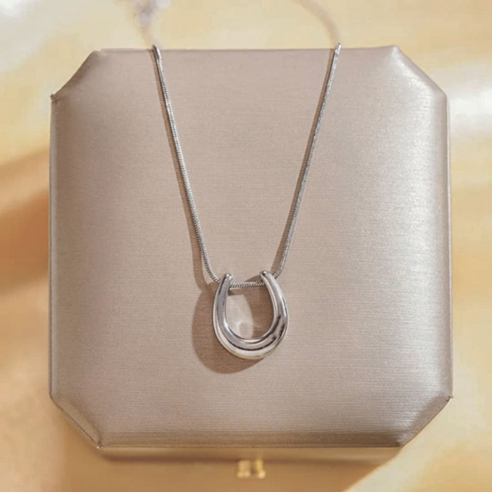 Γυναικείο Ατσάλινο Κολιέ Με Κρεμαστό Πέταλο – Women’s Steel Necklace With Horseshoe Pendant