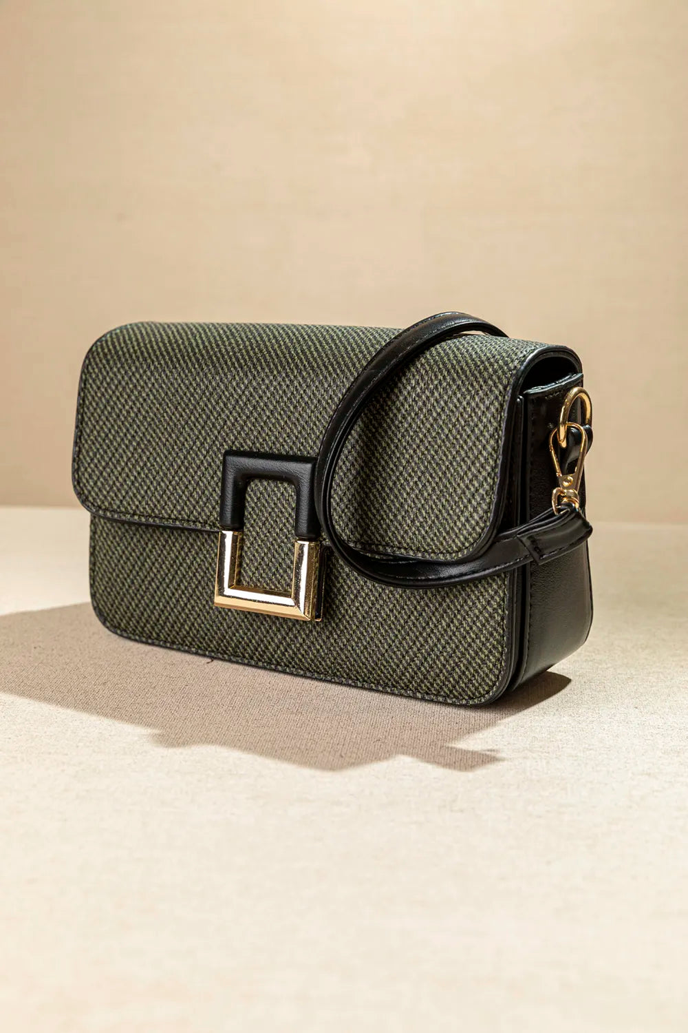 Τσαντάκι ώμου με καπάκι με τετράγωνη αγκράφα Fragola