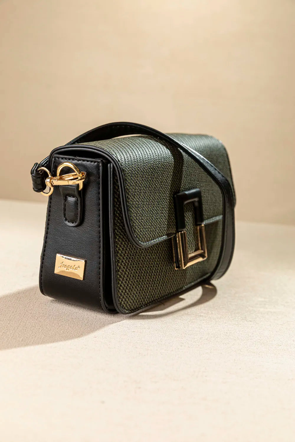 Τσαντάκι ώμου με καπάκι με τετράγωνη αγκράφα Fragola