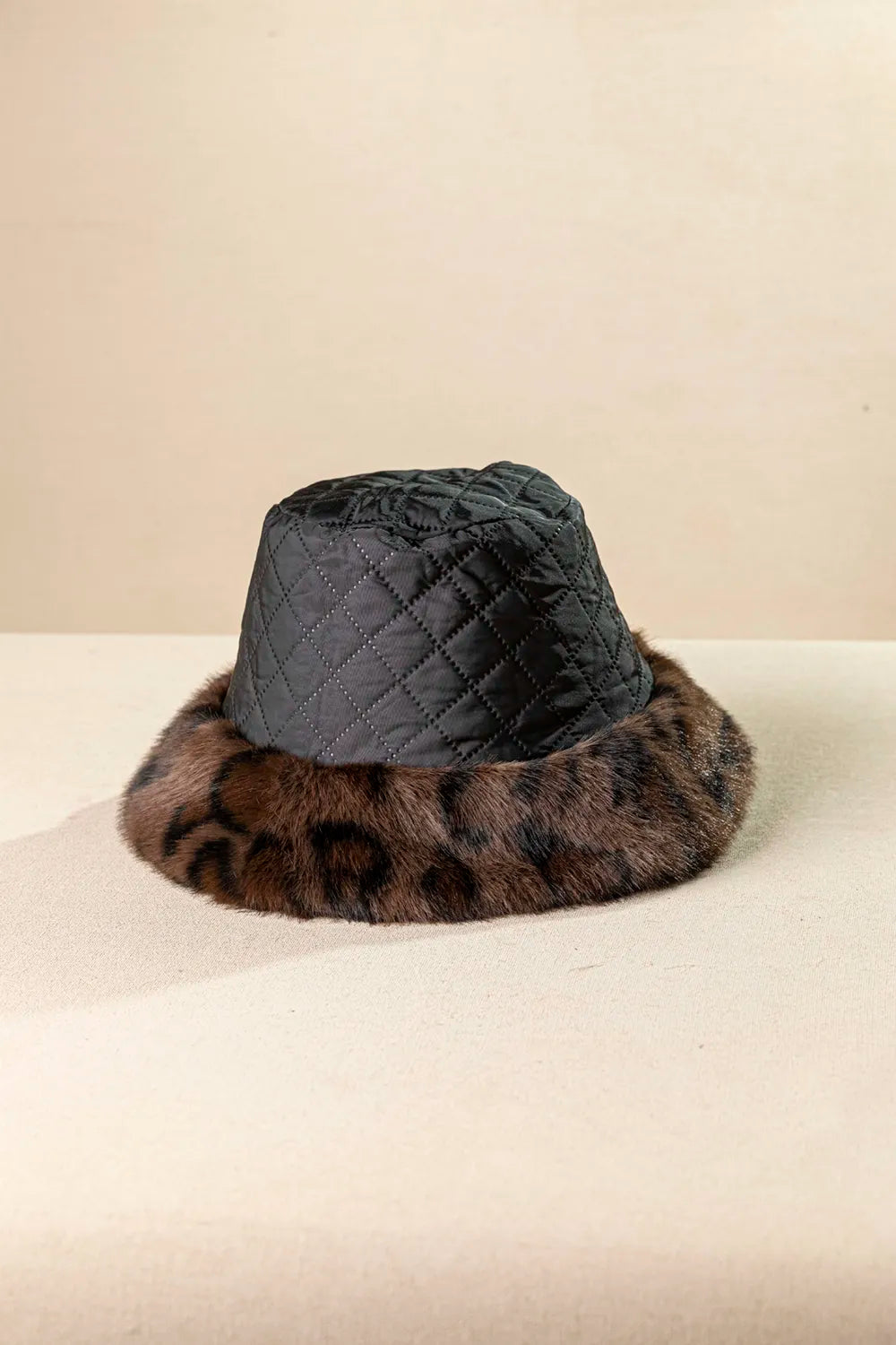 Γυναικείο καπέλο double face από ακρυλική γούνα με leopard print FRAGOLA