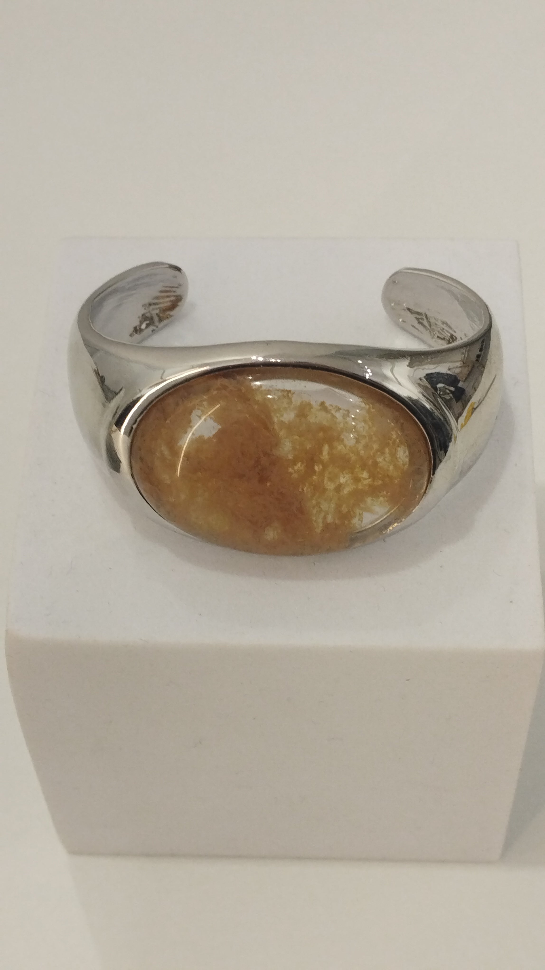 Ασημί Βραχιόλι Cuff με Οβάλ Κεχριμπαρένια Πέτρα – Elegant Statement Bracelet | Silver Cuff Bracelet with Oval Amber-Style Stone – Elegant Statement Jewelry