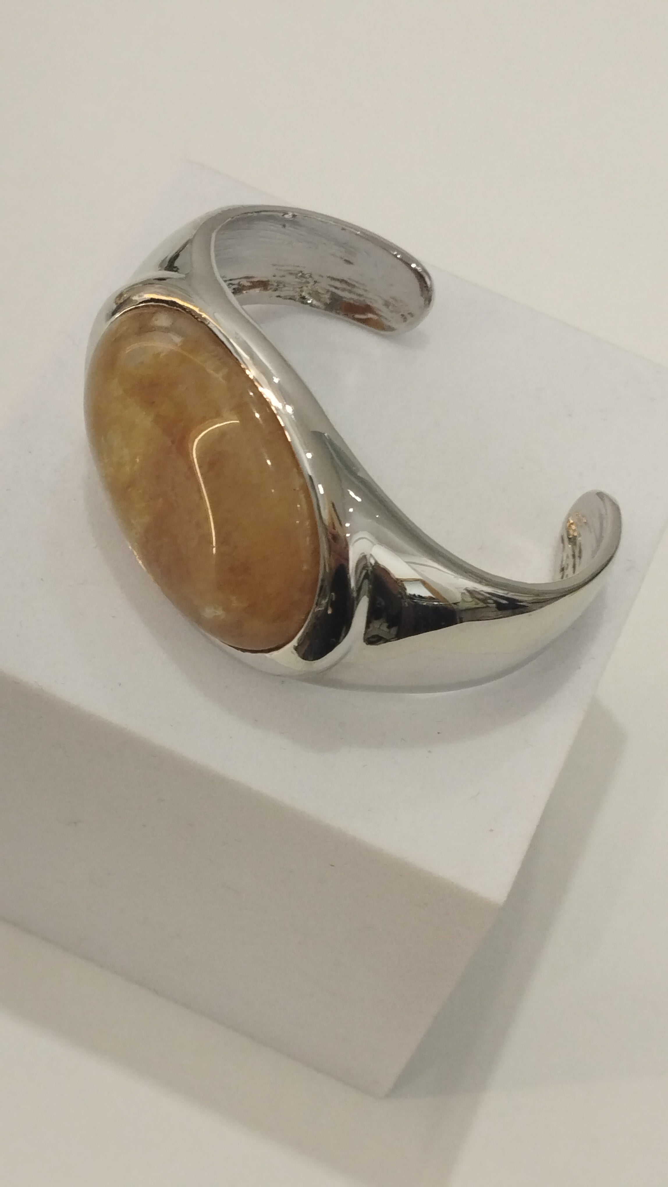 Ασημί Βραχιόλι Cuff με Οβάλ Κεχριμπαρένια Πέτρα – Elegant Statement Bracelet | Silver Cuff Bracelet with Oval Amber-Style Stone – Elegant Statement Jewelry