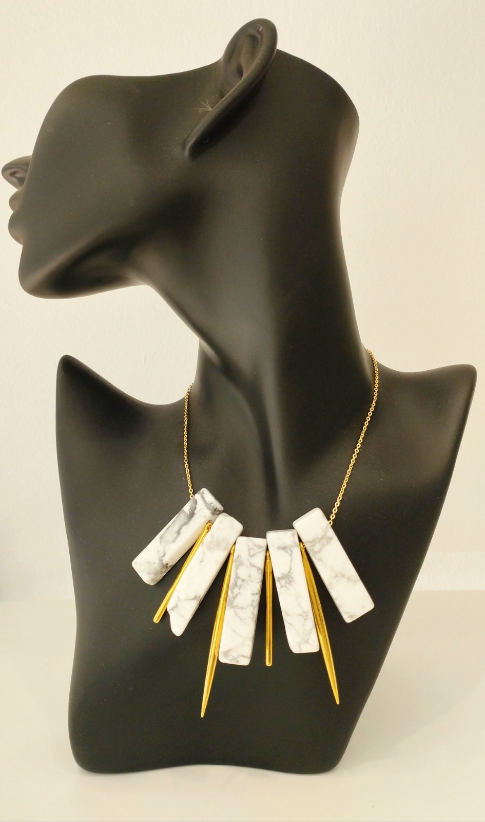 Χειροποίητο Κολιέ με πέτρες χαολίτη | Handmade Necklace with Howlite Stones