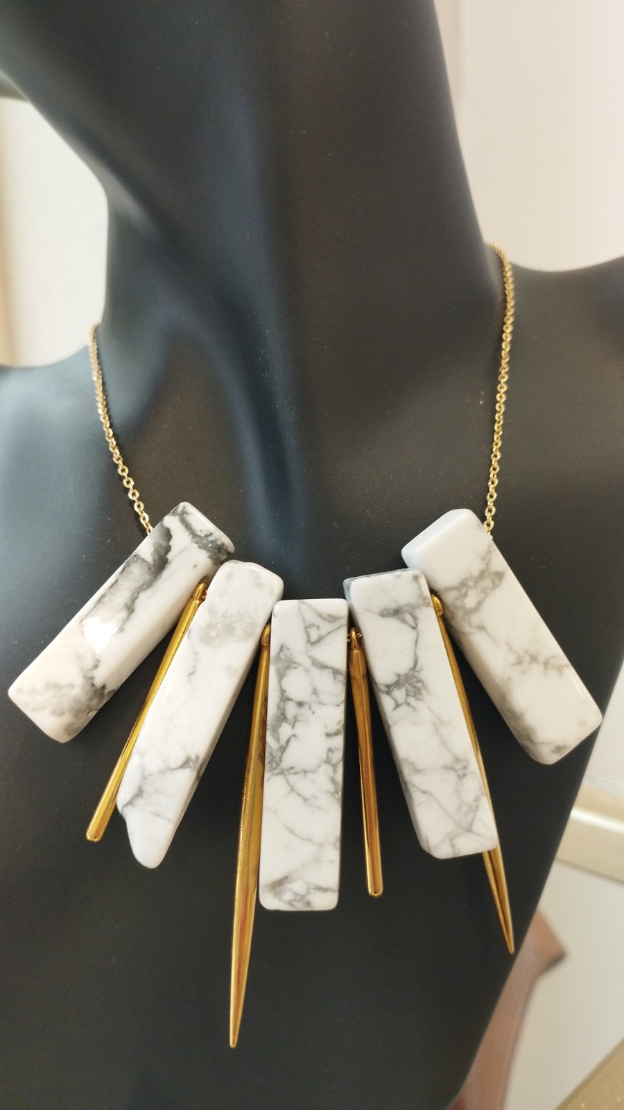 Χειροποίητο Κολιέ με πέτρες χαολίτη | Handmade Necklace with Howlite Stones