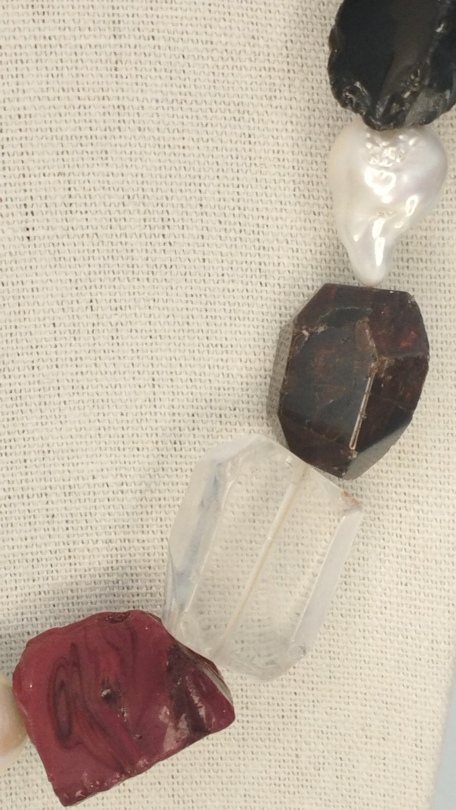 Χειροποίητο Κολιέ με Ημιπολύτιμους Λίθους & Κρύσταλλα – Επίχρυσο Κούμπωμα 24K | Handmade Gemstone & Crystal Necklace – 24K Gold-Plated Clasp