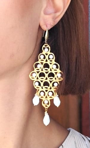 Σκουλαρίκια Χειροποίητα με Χρυσές Λεπτομέρειες και Πέρλες | Handmade Εarrings with Ρearls & gold Αccents.