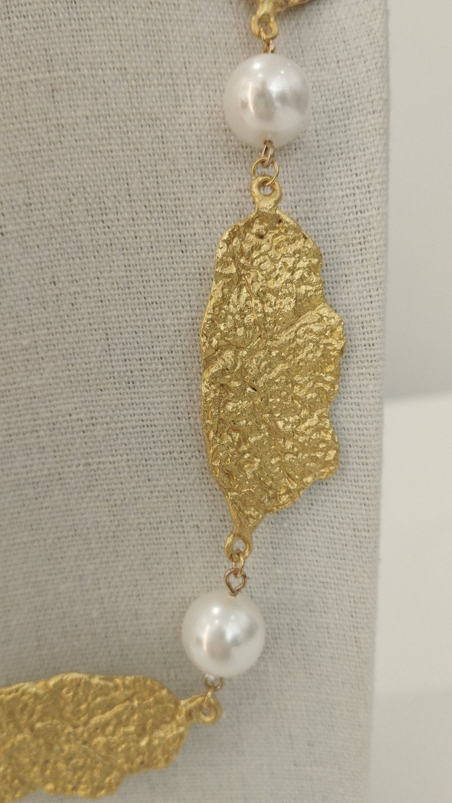 Χειροποίητο Σφυρήλατο Κολιέ με Πέρλες | Handmade Hammered Necklace With Pearls