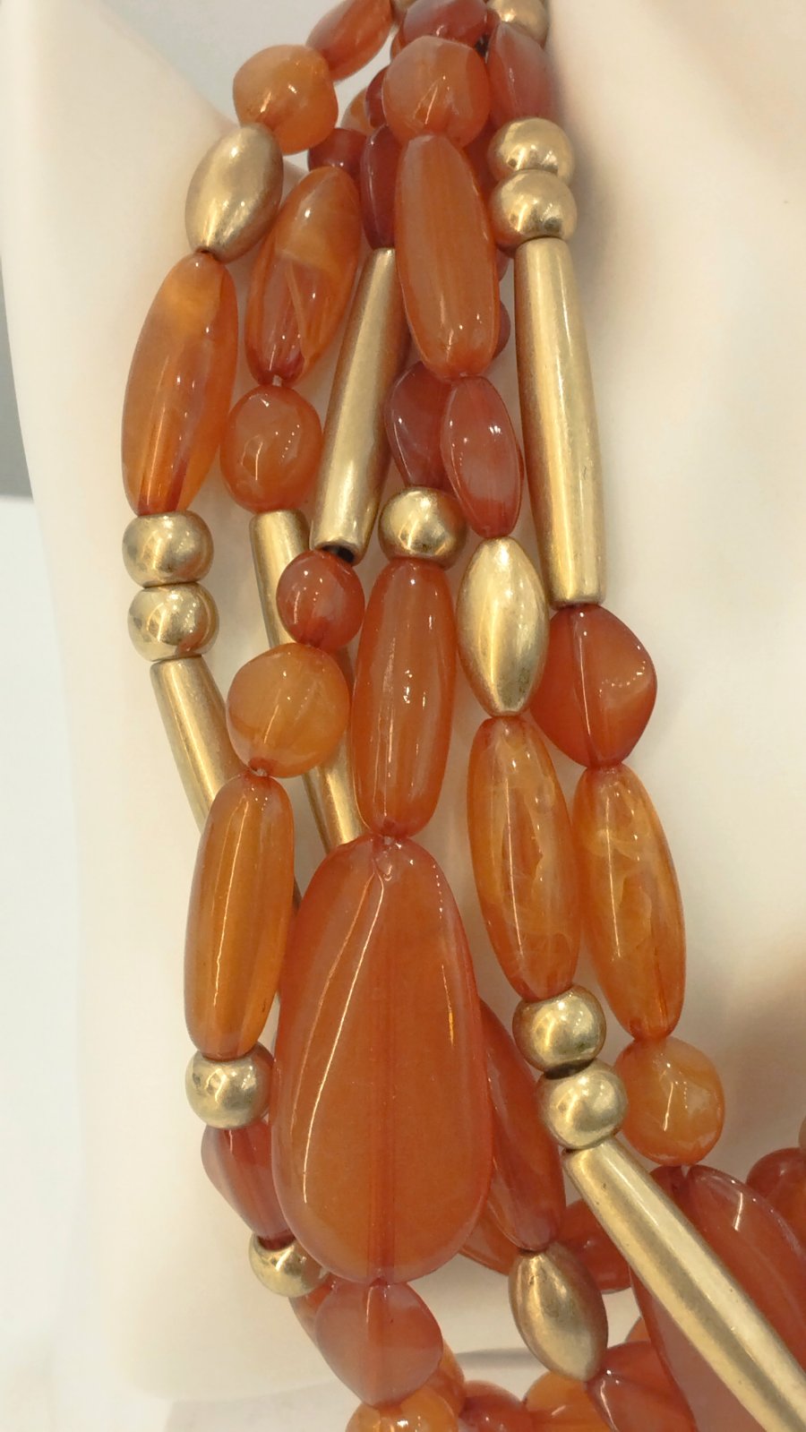 Κολιέ Πολλών Σειρών με Ακρυλικές Χάντρες και χρυσές λεπτομέρειες | Layered Necklace with Αcrylic beads and Cold Details