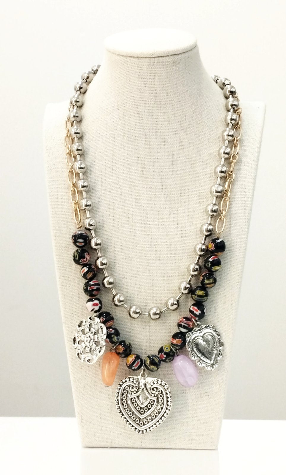 Κολιέ με πολύχρωμες χάντρες και μεταλλικά charms καρδιά | Murano-Style Beaded Necklace with Heart Charms