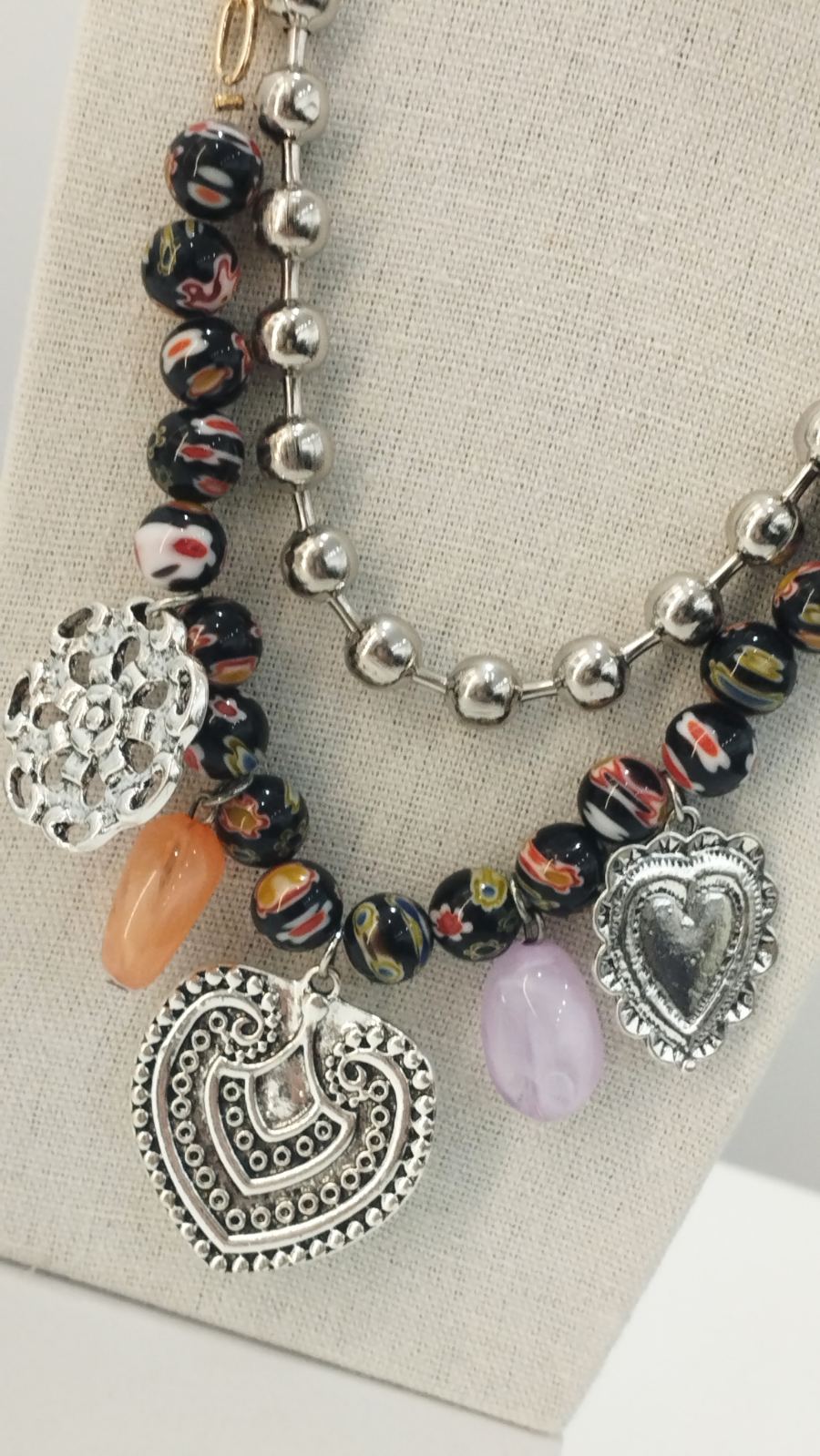 Κολιέ με πολύχρωμες χάντρες και μεταλλικά charms καρδιά | Murano-Style Beaded Necklace with Heart Charms