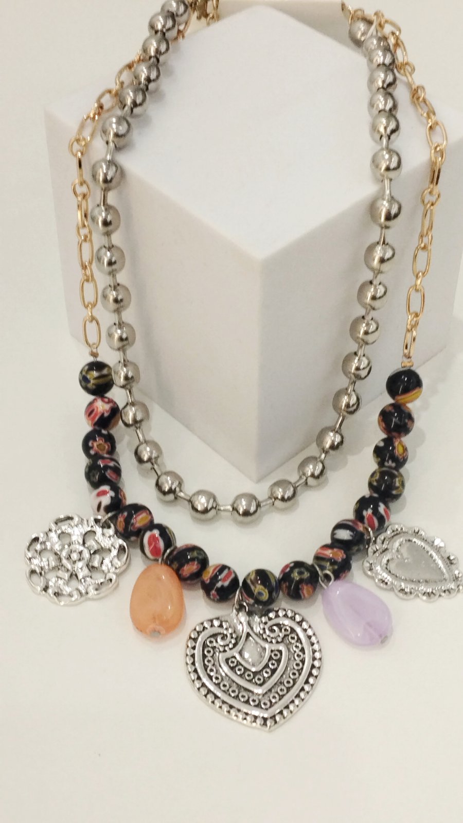 Κολιέ με πολύχρωμες χάντρες και μεταλλικά charms καρδιά | Murano-Style Beaded Necklace with Heart Charms