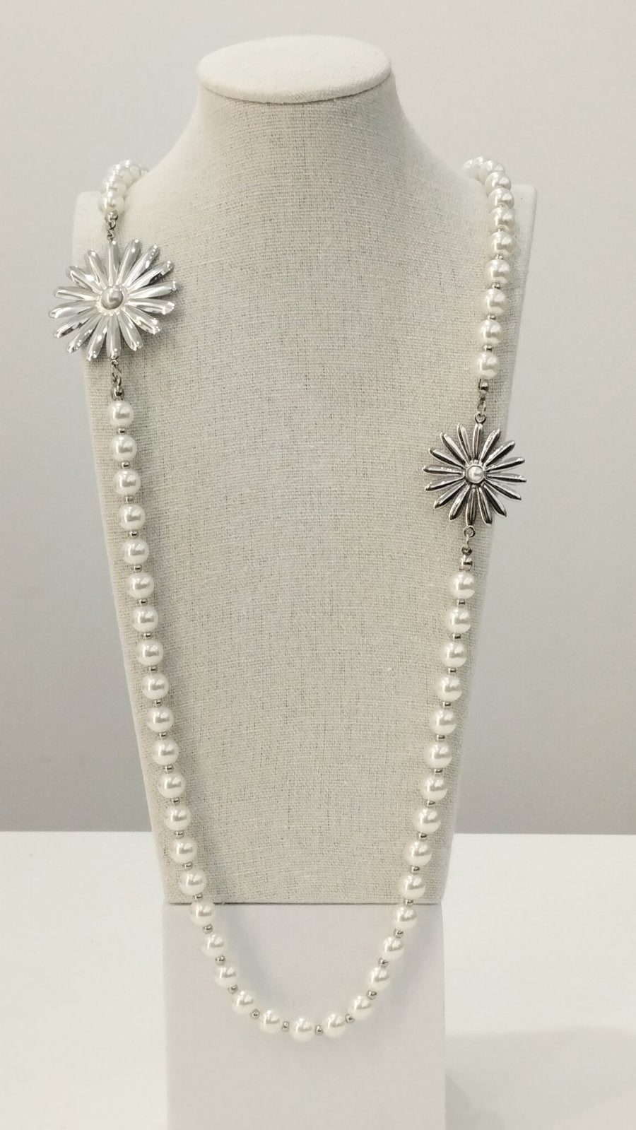 Κομψό Μαργαριταρένιο κολιέ με ασημί μαργαρίτες | Elegant Pearl necklace with silver daisy details