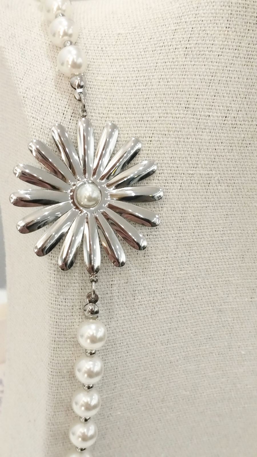 Κομψό Μαργαριταρένιο κολιέ με ασημί μαργαρίτες | Elegant Pearl necklace with silver daisy details