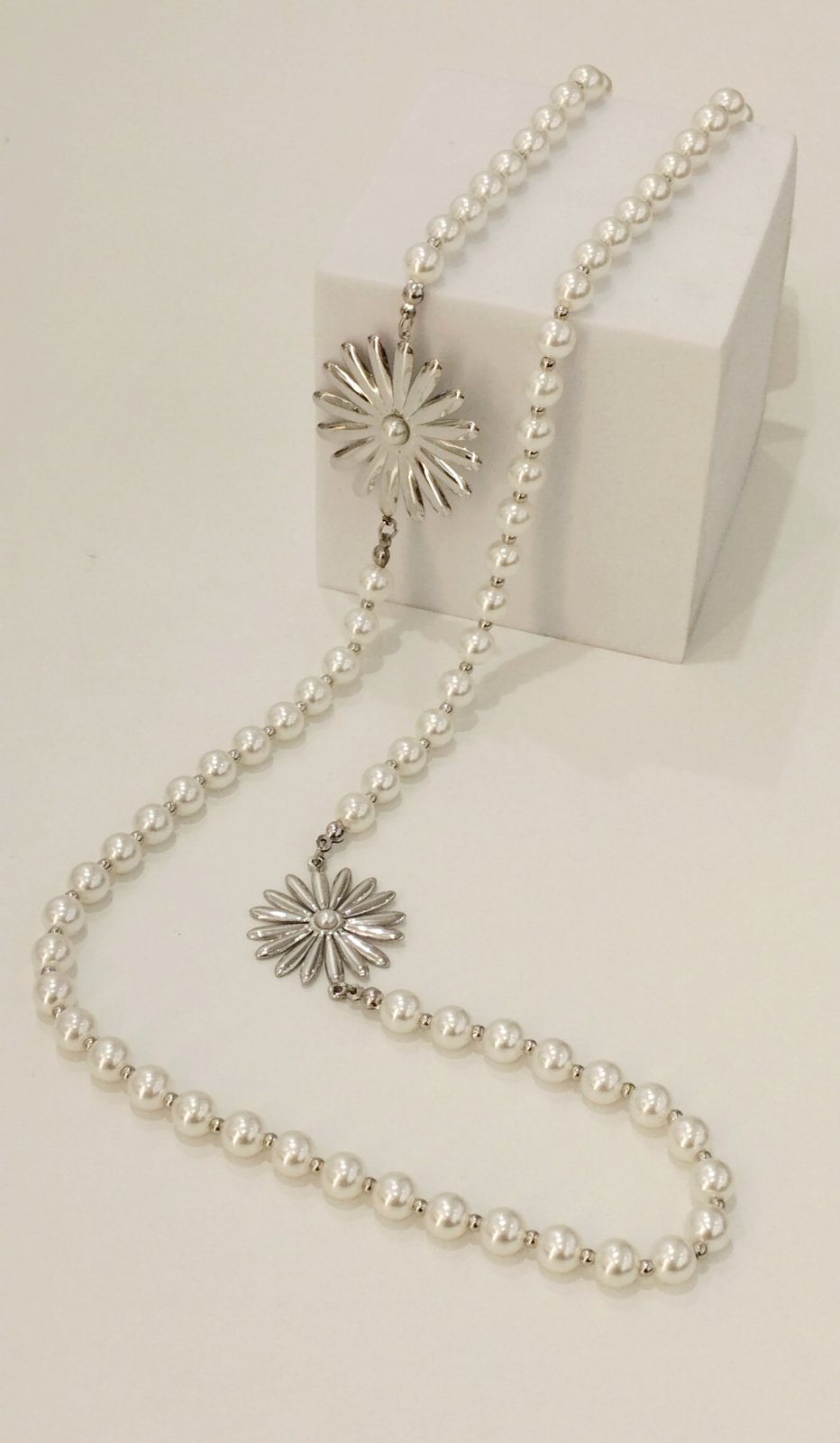 Κομψό Μαργαριταρένιο κολιέ με ασημί μαργαρίτες | Elegant Pearl necklace with silver daisy details