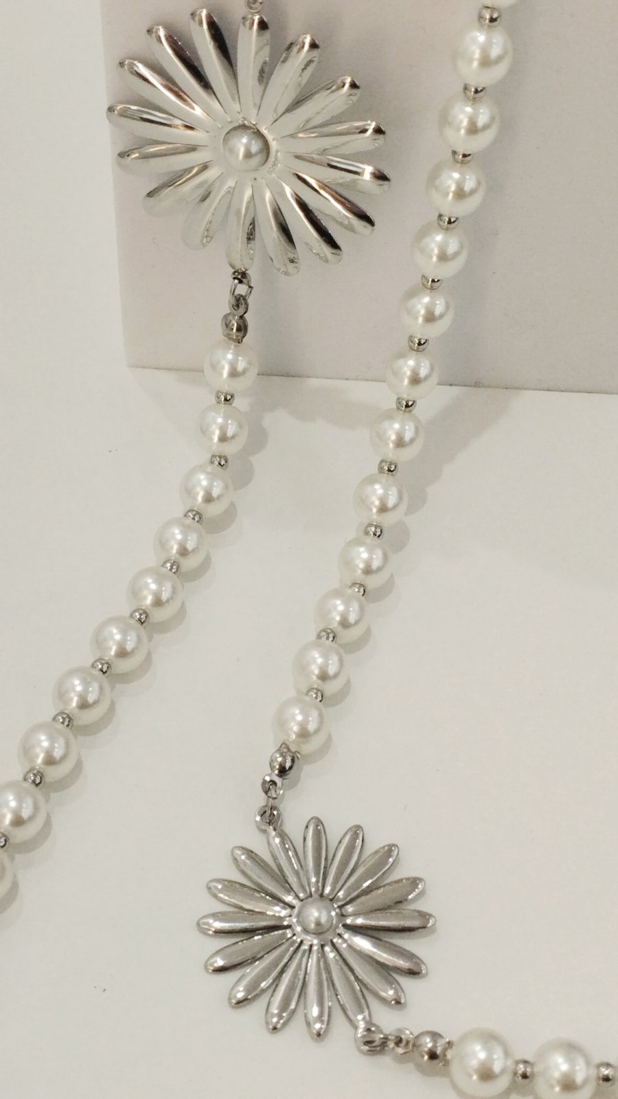 Κομψό Μαργαριταρένιο κολιέ με ασημί μαργαρίτες | Elegant Pearl necklace with silver daisy details