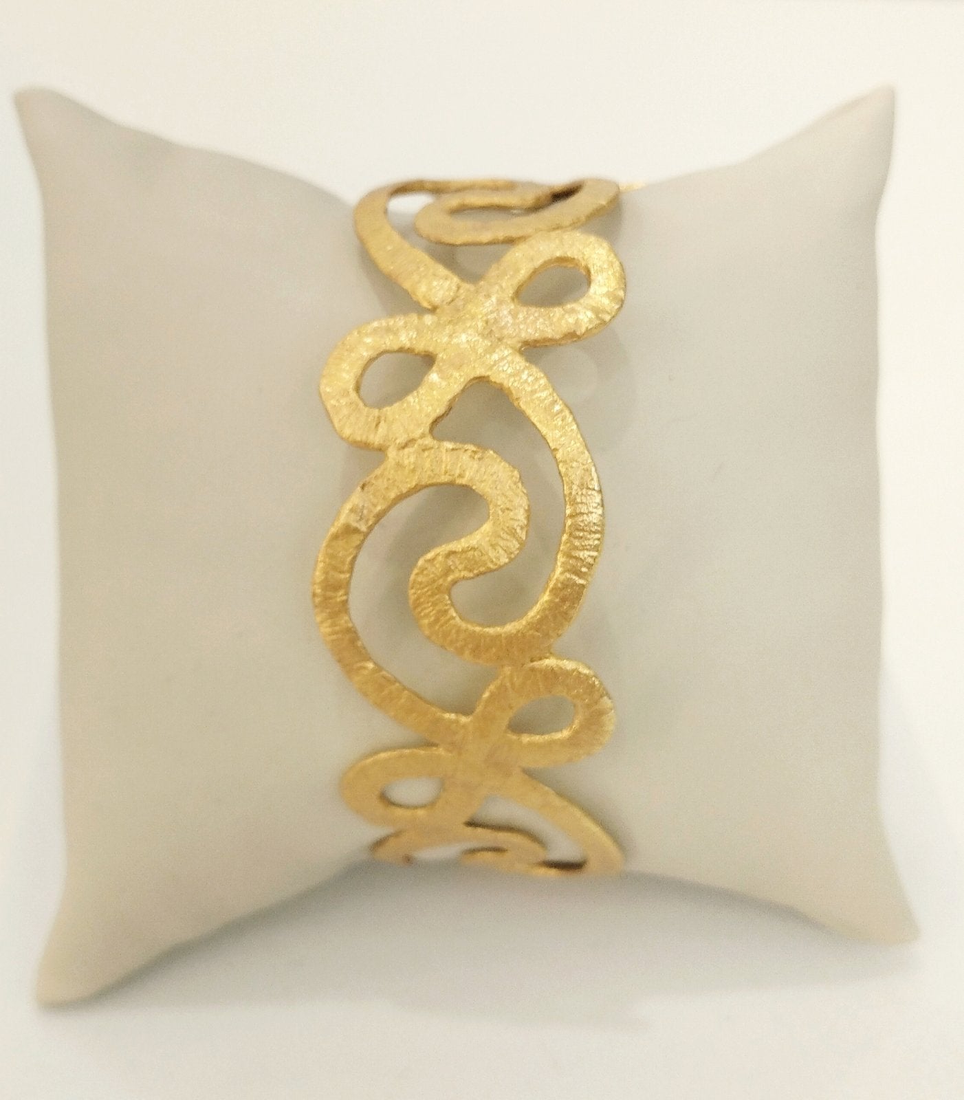 Χειροποίητο Επιχρυσωμένο Βραχιόλι με Καλλιτεχνικό Ανοικτό Σχέδιο | Handmade Gold-Plated Brass Bracelet – Artistic Openwork Design