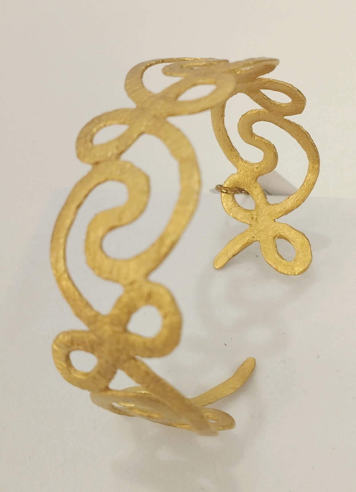 Χειροποίητο Επιχρυσωμένο Βραχιόλι με Καλλιτεχνικό Ανοικτό Σχέδιο | Handmade Gold-Plated Brass Bracelet – Artistic Openwork Design