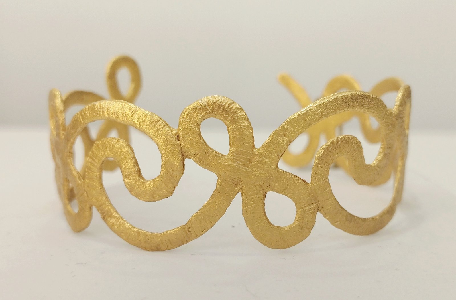 Χειροποίητο Επιχρυσωμένο Βραχιόλι με Καλλιτεχνικό Ανοικτό Σχέδιο | Handmade Gold-Plated Brass Bracelet – Artistic Openwork Design