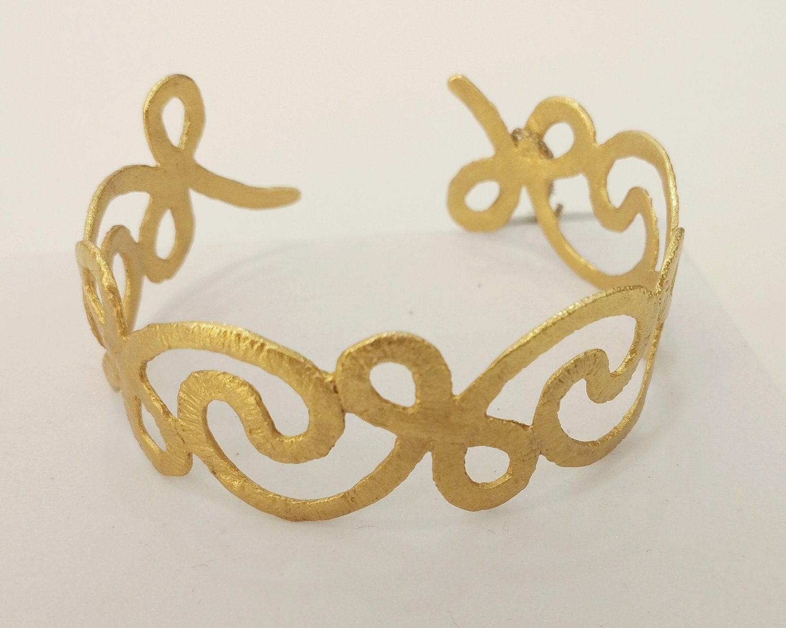 Χειροποίητο Επιχρυσωμένο Βραχιόλι με Καλλιτεχνικό Ανοικτό Σχέδιο | Handmade Gold-Plated Brass Bracelet – Artistic Openwork Design