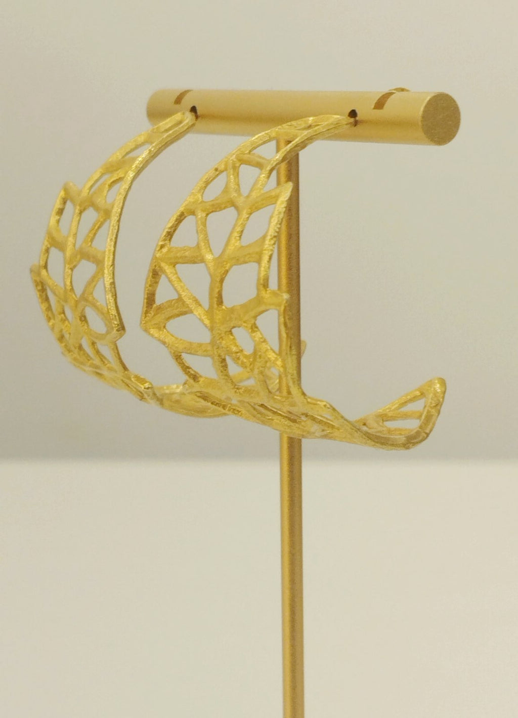 Χρυσά Δικτυωτά Σκουλαρίκια Hoop – Statement Openwork Σχέδιο | Gold Openwork Hoop Earrings – Artistic Statement Design