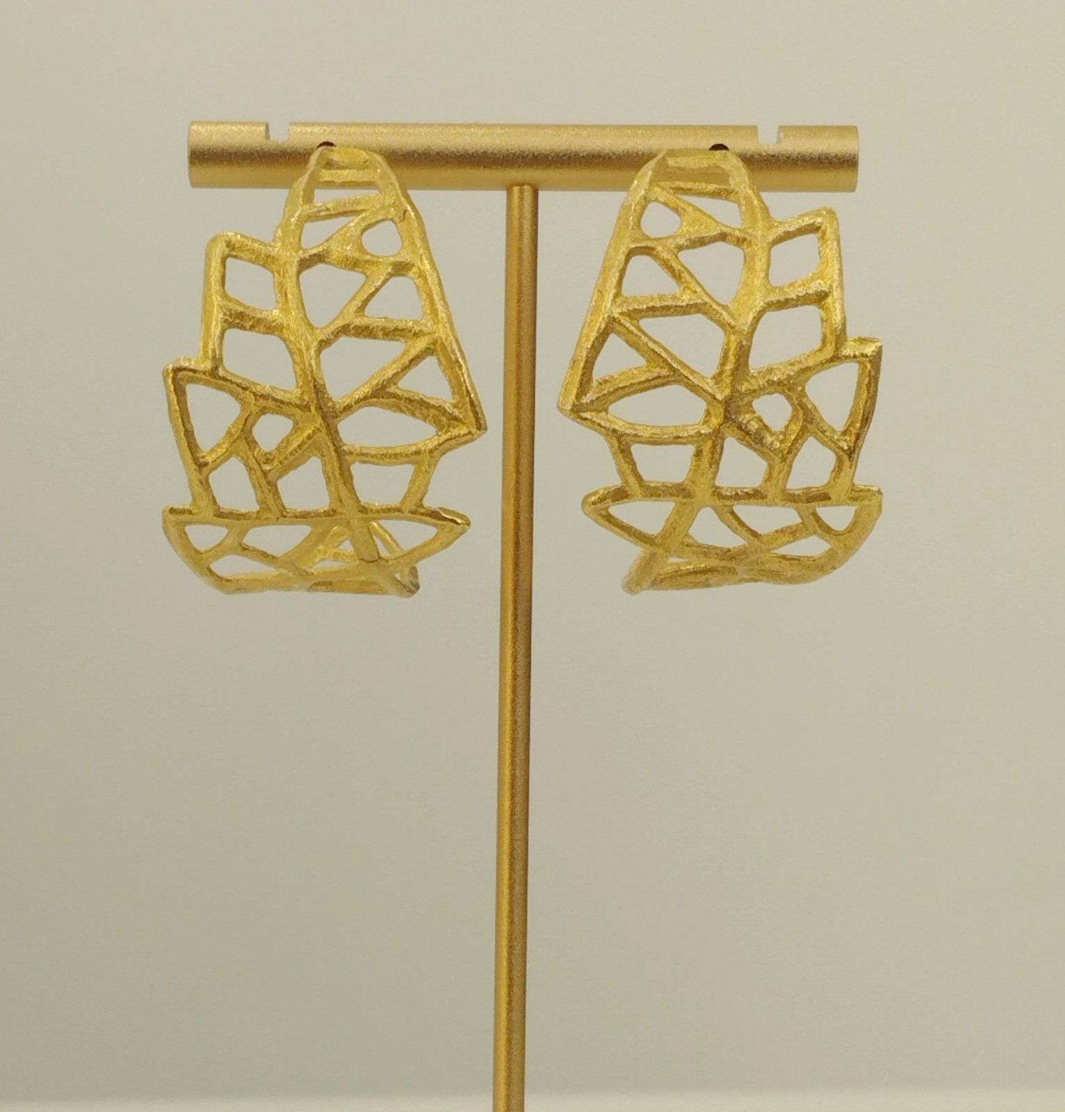 Χρυσά Δικτυωτά Σκουλαρίκια Hoop – Statement Openwork Σχέδιο | Gold Openwork Hoop Earrings – Artistic Statement Design