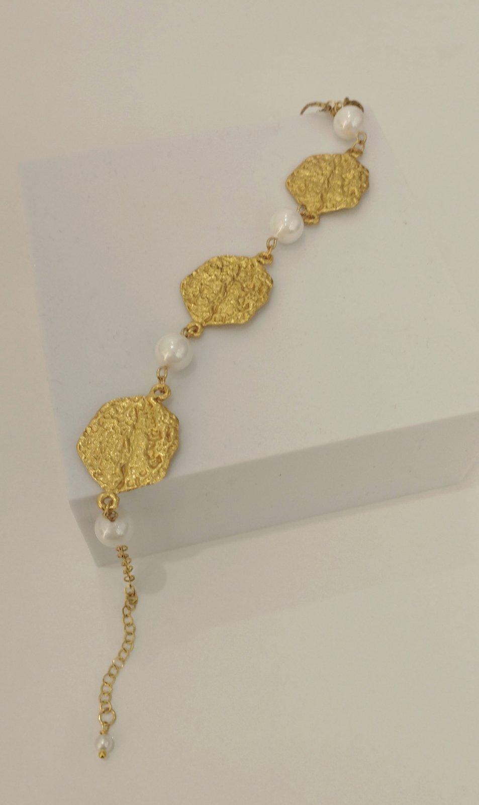 Χειροποίητο Σφυρήλατο Βραχιόλι με Πέρλες | Handmade Hammered Bracelet with Pearls