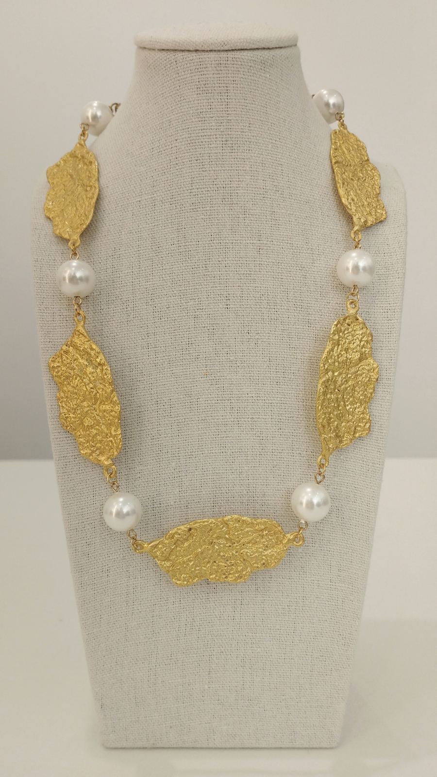 Χειροποίητο Σφυρήλατο Κολιέ με Πέρλες | Handmade Hammered Necklace With Pearls
