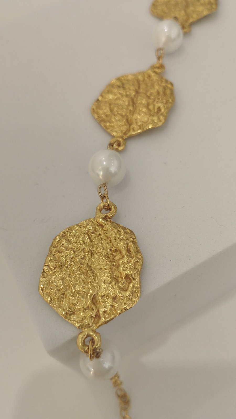 Χειροποίητο Σφυρήλατο Βραχιόλι με Πέρλες | Handmade Hammered Bracelet with Pearls