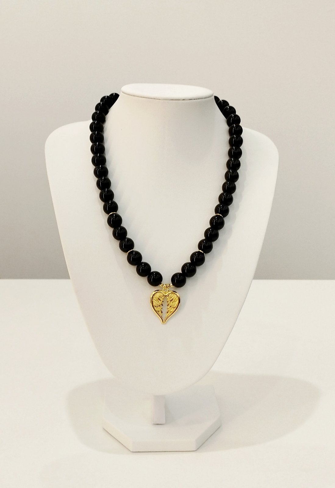 Κολιέ με Μαύρες Χάντρες & Χρυσή Καρδιά – Statement Γυναικείο Κόσμημα με Λάμψη
