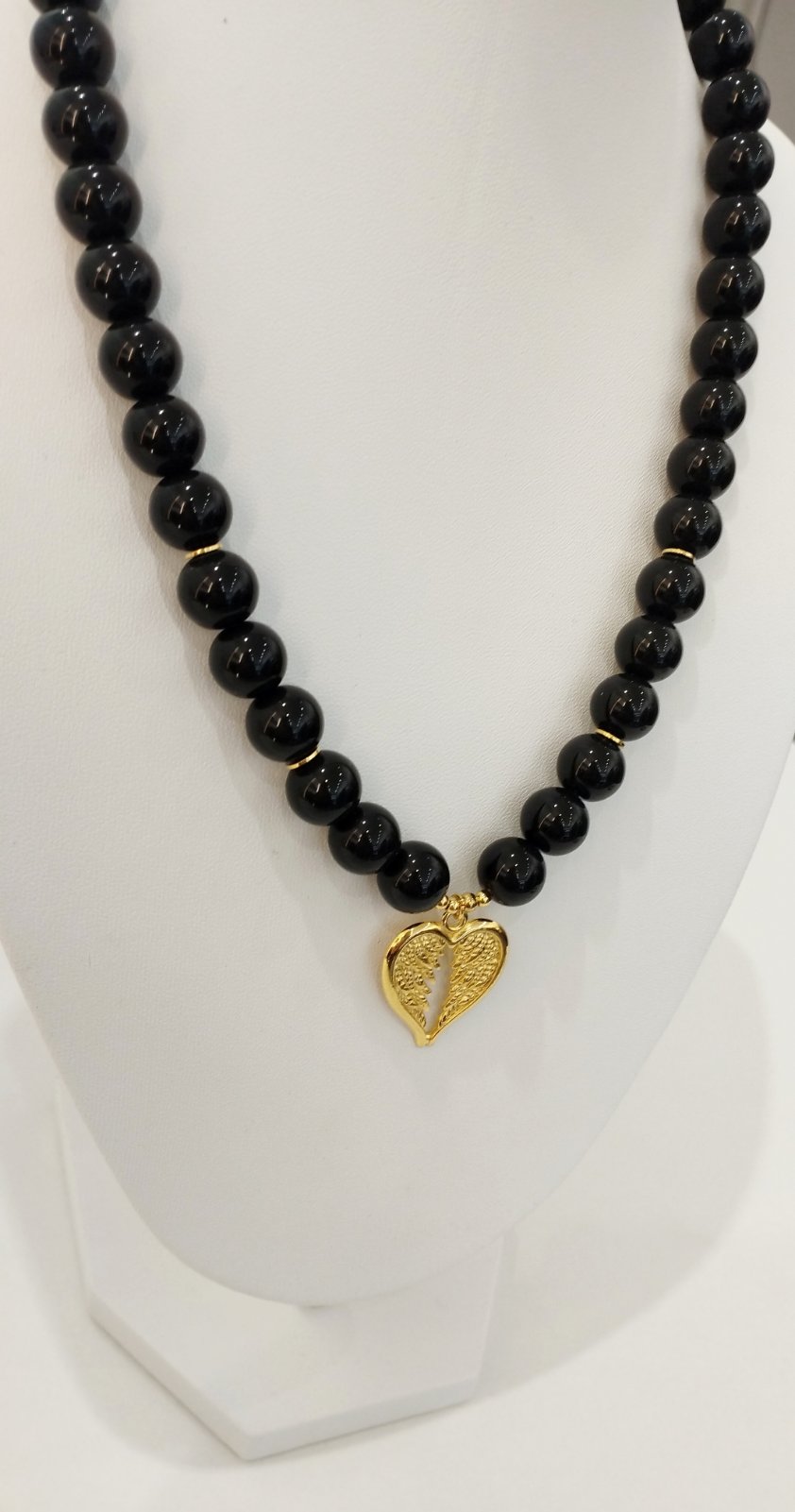 Κολιέ με Μαύρες Χάντρες & Χρυσή Καρδιά – Statement Γυναικείο Κόσμημα με Λάμψη
