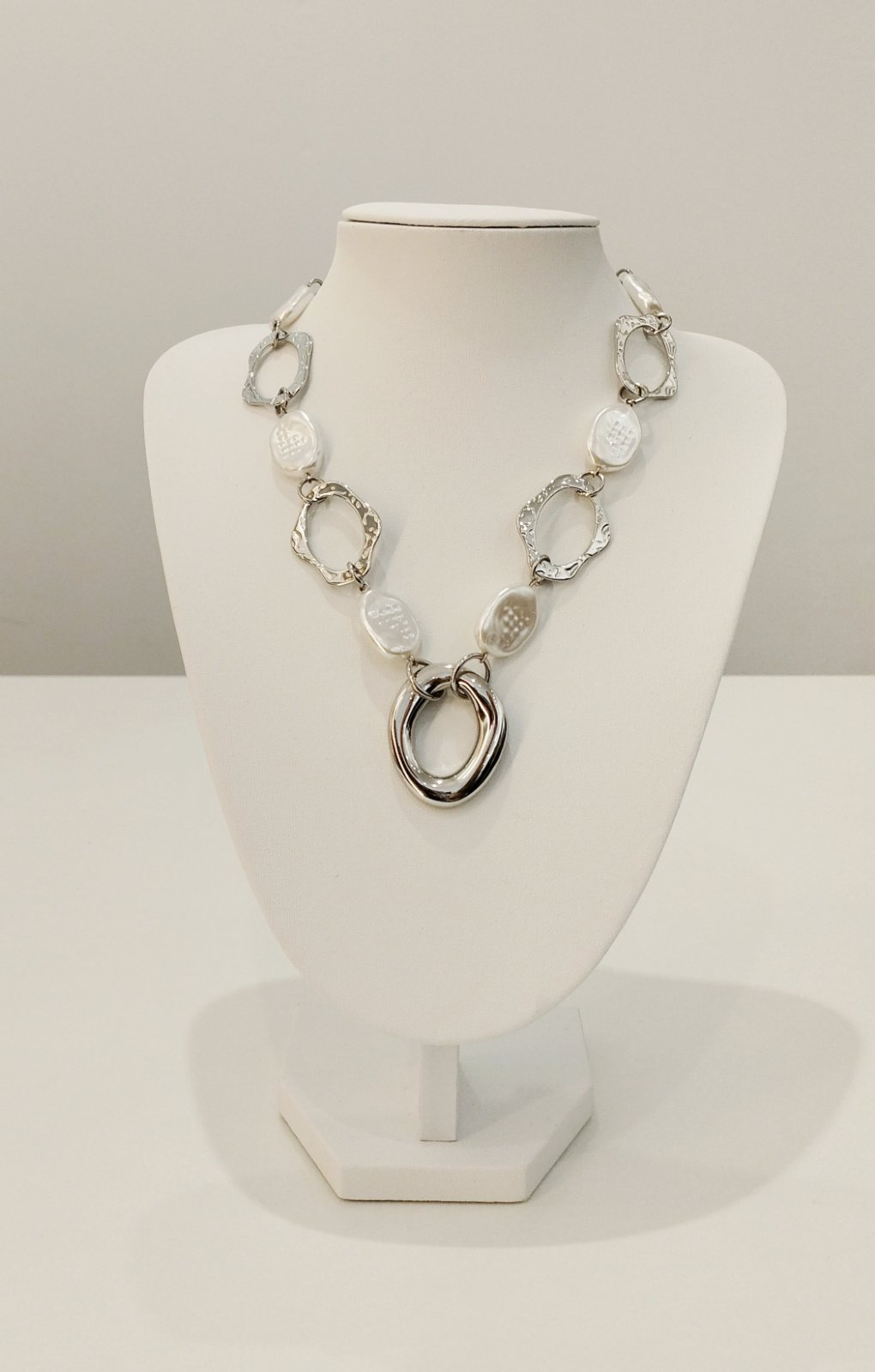 Κολιέ με Λευκές Πέρλες & Μεταλλικούς Κρίκους – Statement Γυναικείο Κόσμημα