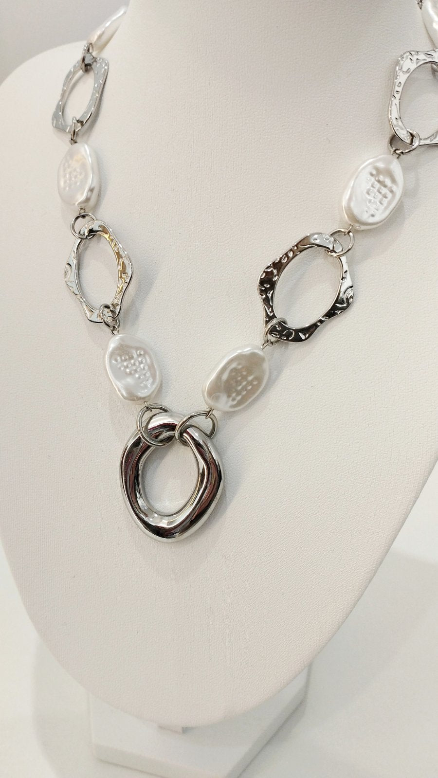 Κολιέ με Λευκές Πέρλες & Μεταλλικούς Κρίκους – Statement Γυναικείο Κόσμημα