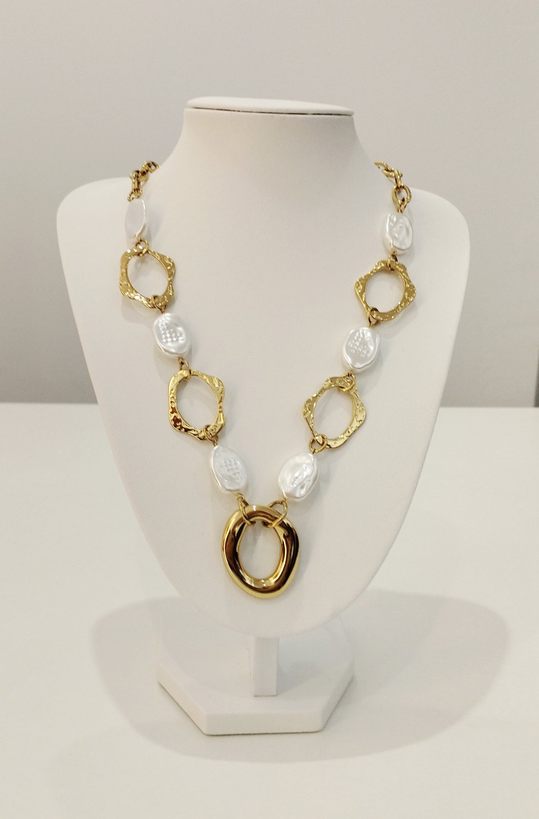 Κολιέ με Λευκές Πέρλες & Μεταλλικούς Κρίκους – Statement Γυναικείο Κόσμημα