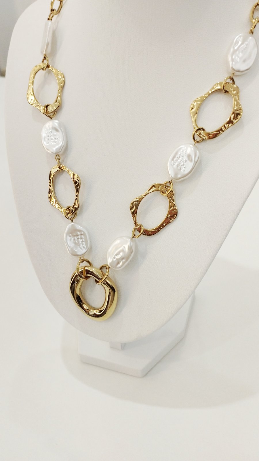 Κολιέ με Λευκές Πέρλες & Μεταλλικούς Κρίκους – Statement Γυναικείο Κόσμημα