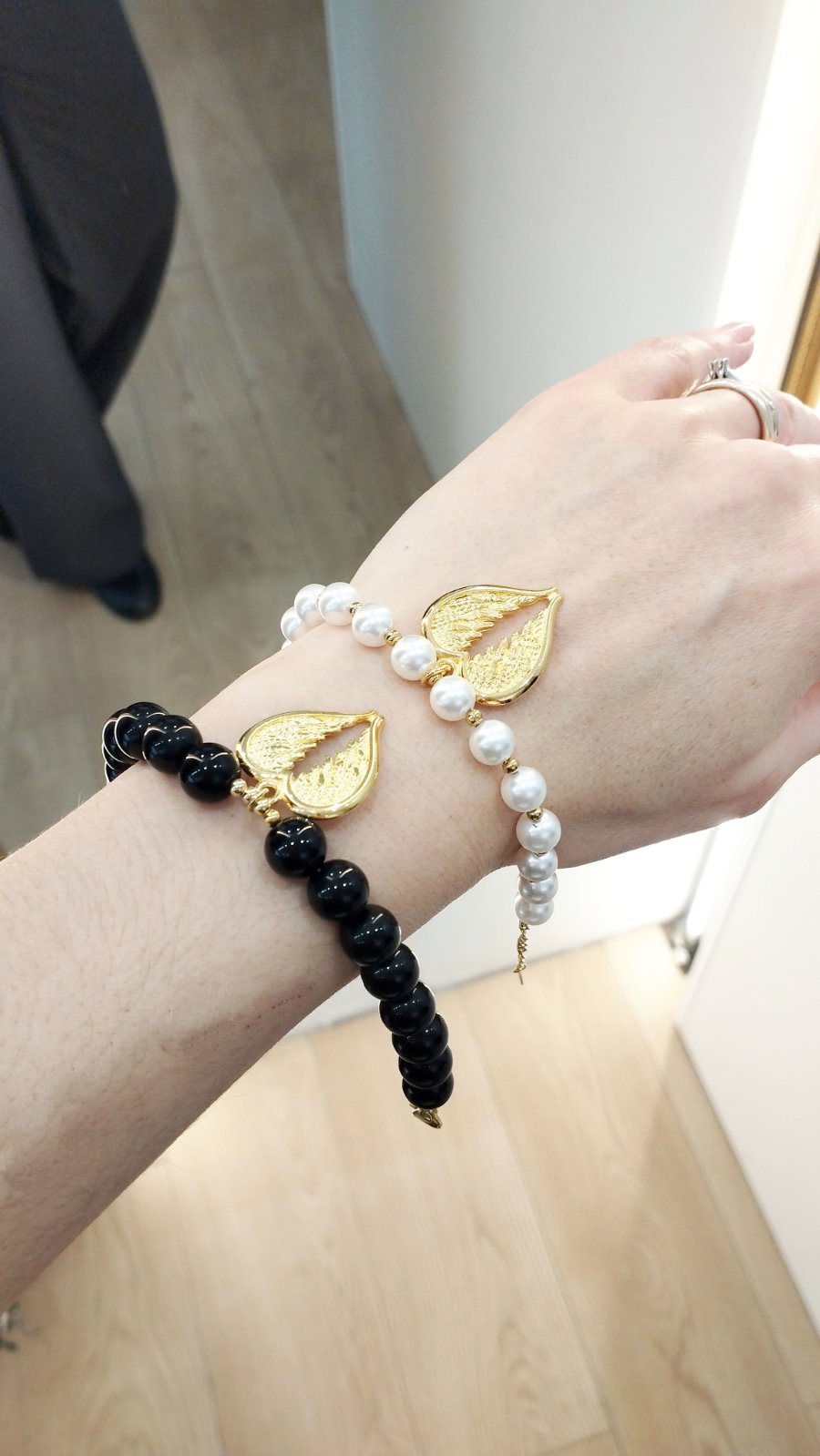 Βραχιόλι με γυάλινες χάντρες & επίχρυσο μοτίφ