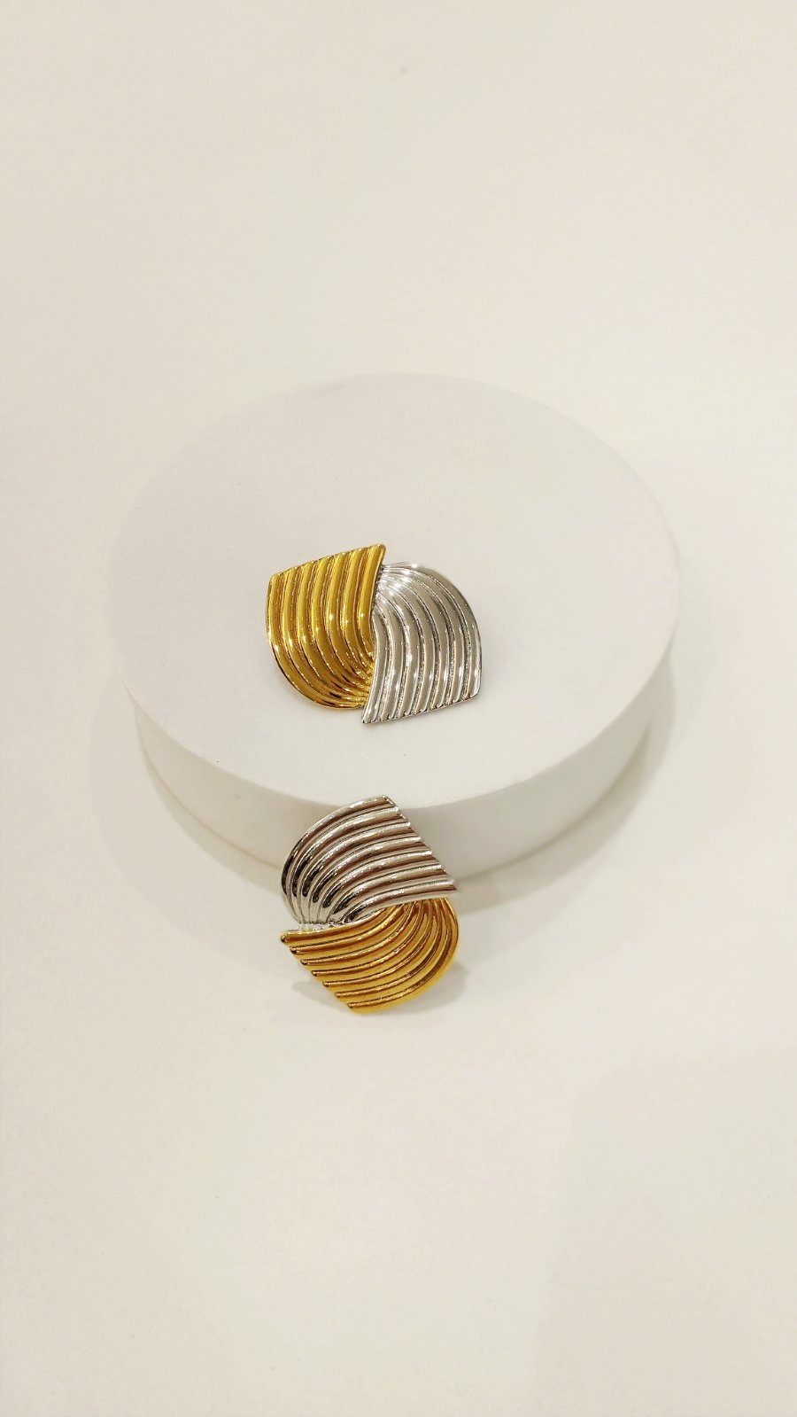 Σκουλαρίκια ατσάλινα δίχρωμα με ανάγλυφες ρίγες