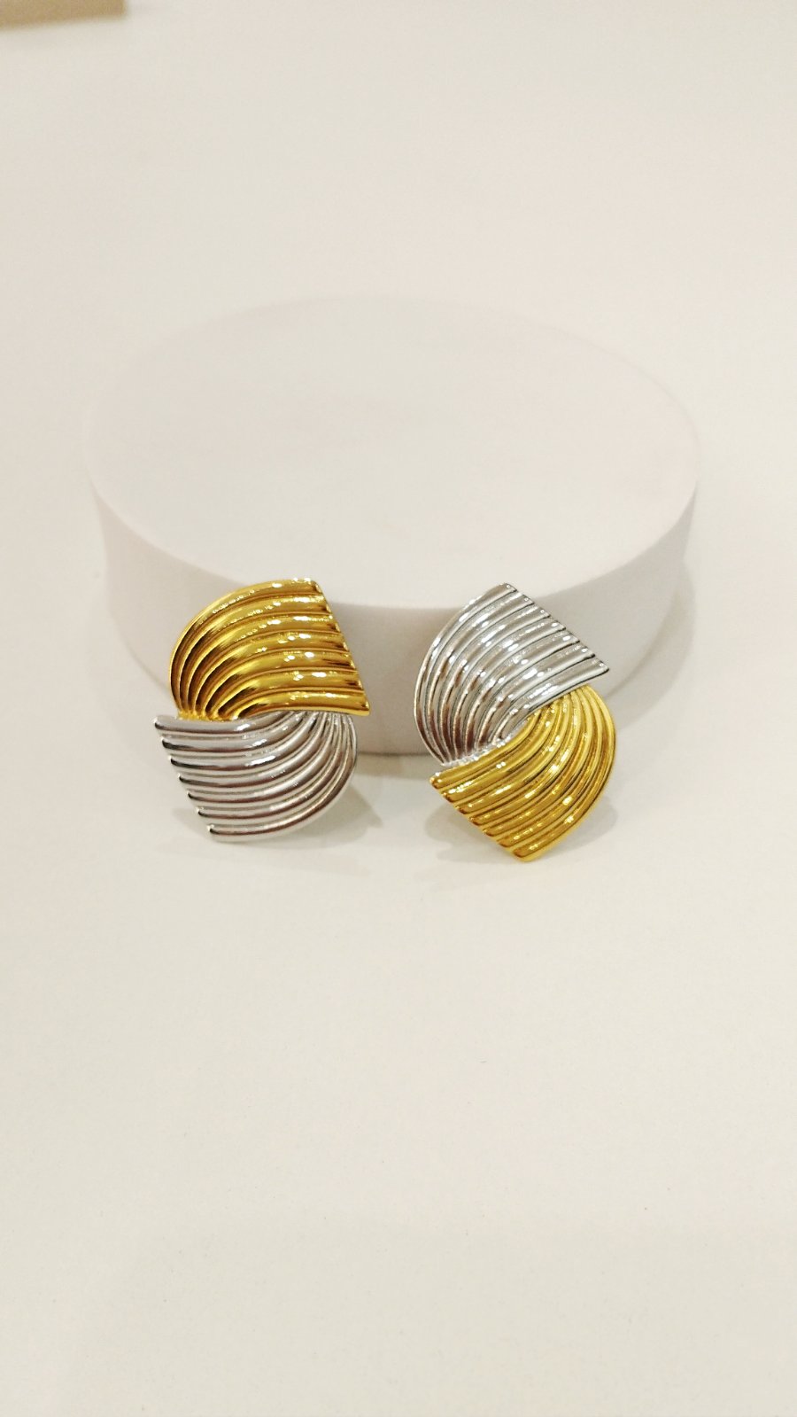 Σκουλαρίκια ατσάλινα δίχρωμα με ανάγλυφες ρίγες