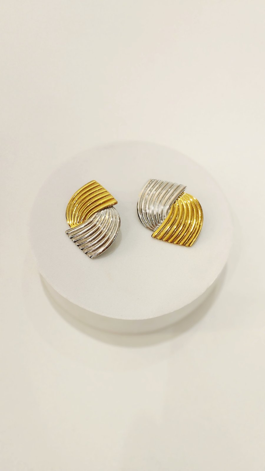 Σκουλαρίκια ατσάλινα δίχρωμα με ανάγλυφες ρίγες