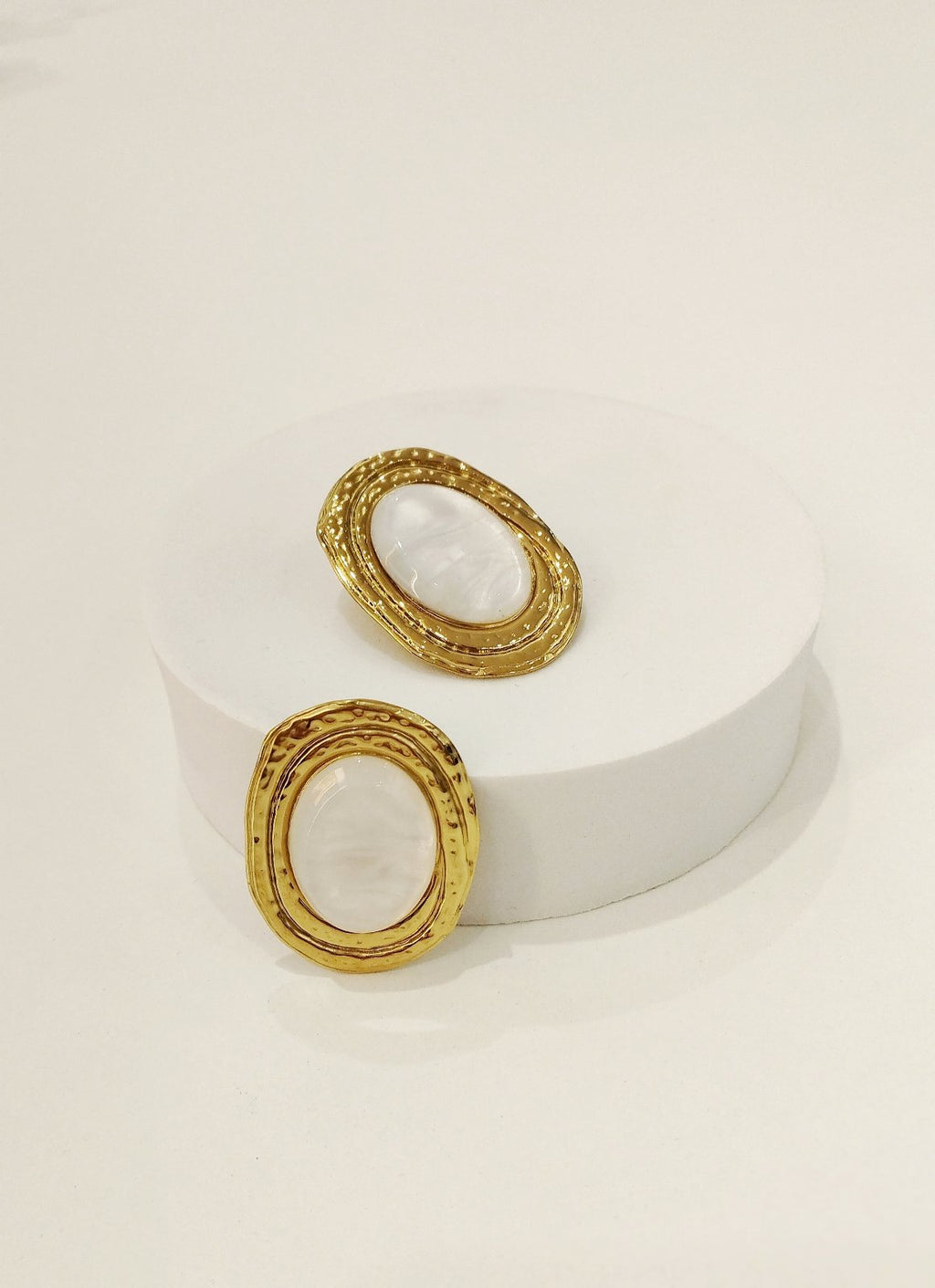 Σκουλαρίκια ατσάλινα οβάλ με ρητίνη