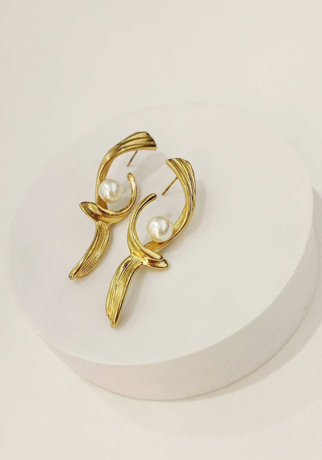 Σκουλαρίκια ατσάλινα με γυριστό σχέδιο & πέρλα