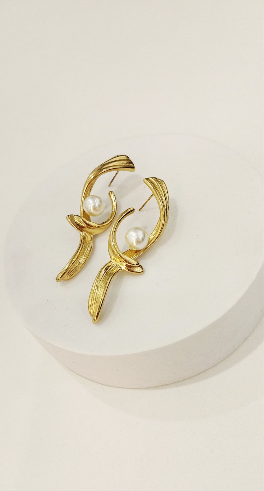 Σκουλαρίκια ατσάλινα με γυριστό σχέδιο & πέρλα