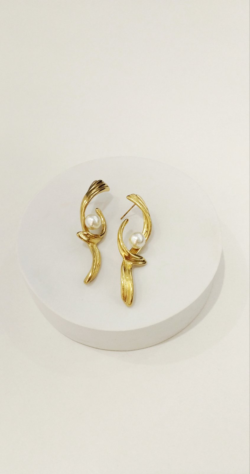 Σκουλαρίκια ατσάλινα με γυριστό σχέδιο & πέρλα