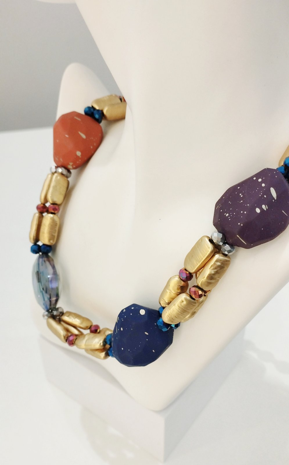 Χειροποίητο Κολιέ με Πολύχρωμες Χάντρες & Χρυσές Λεπτομέρειες