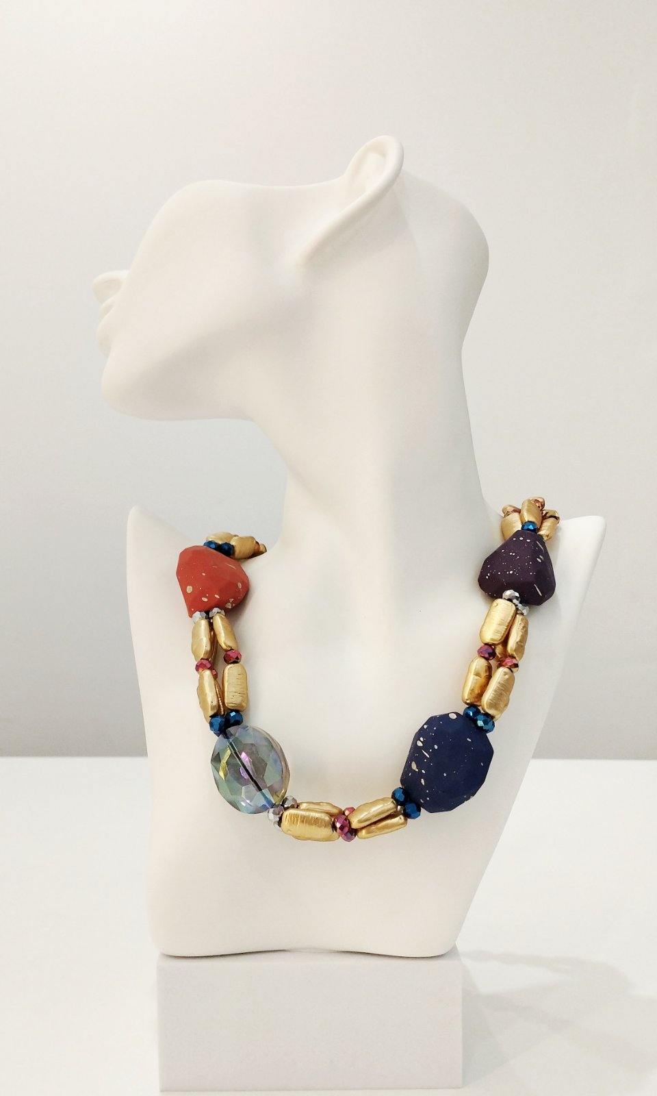 Χειροποίητο Κολιέ με Πολύχρωμες Χάντρες & Χρυσές Λεπτομέρειες
