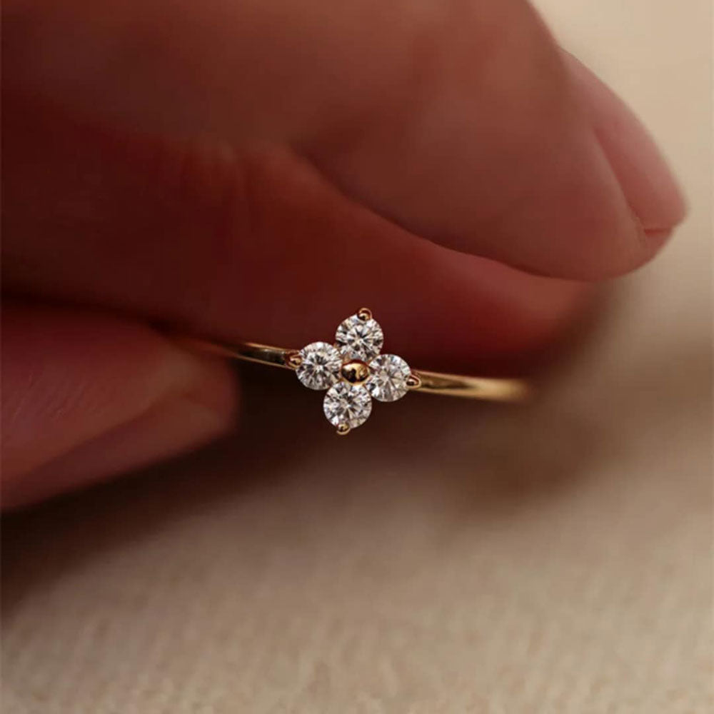 Γυναικείο Ατσάλινο Ρυθμιζόμενο Δαχτυλίδι Σε Σχήμα Λουλούδι Με Πέτρες Ζιργκόν – Women’s Adjustable Steel Ring in Flower Shape with Zircon Stones